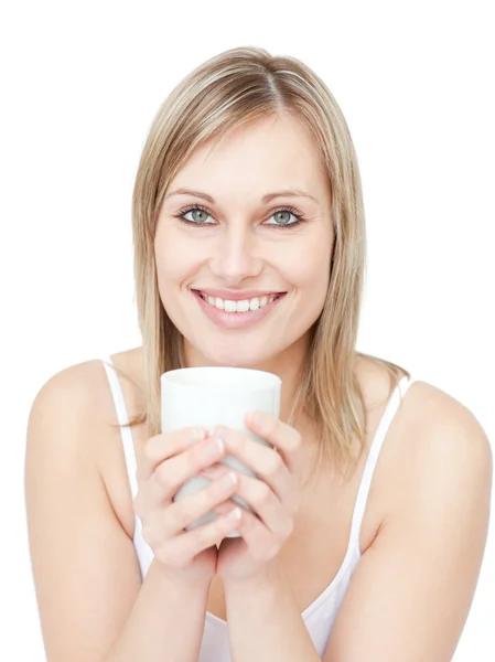 Portret blond kobieta pije kawiarnia — Zdjęcie stockowe