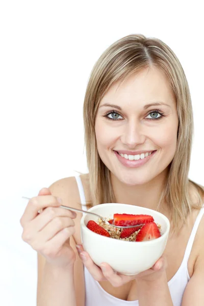 Krásná žena jíst obiloviny s jahodami — Stock fotografie