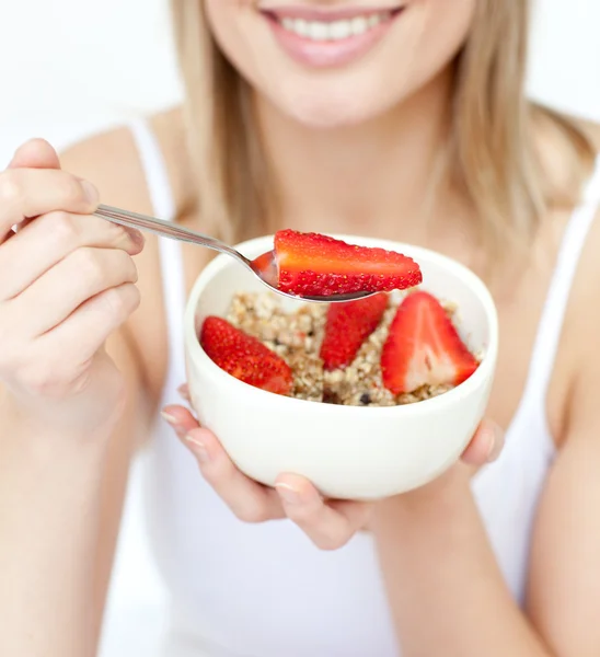 Close-up van een blanke vrouw eten granen met aardbeien — Stockfoto