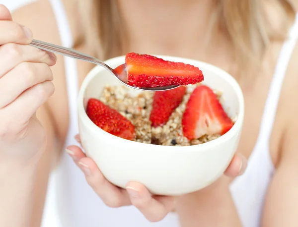 Gros plan d'une femme mangeant des céréales aux fraises — Photo