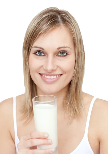 Χαμογελαστή γυναίκα, κρατώντας ένα ποτήρι γάλα — Φωτογραφία Αρχείου