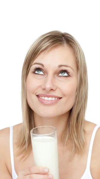 Radost žena drží sklenici mléka — Stock fotografie