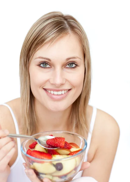 Šťastná žena jíst ovocný salát — Stock fotografie