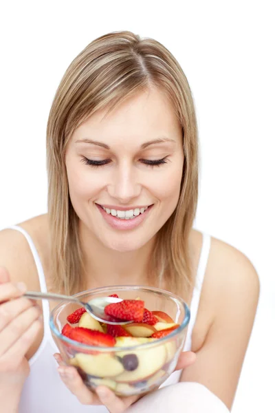 Aantrekkelijke vrouw eten een fruitsalade — Stockfoto