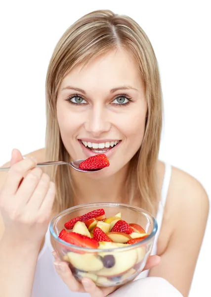 Genç kadın bir meyve salatası yemek — Stok fotoğraf