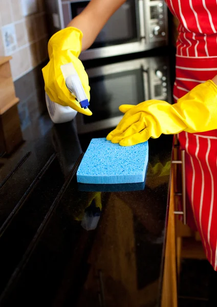 Primer plano de una mujer haciendo tareas domésticas — Foto de Stock