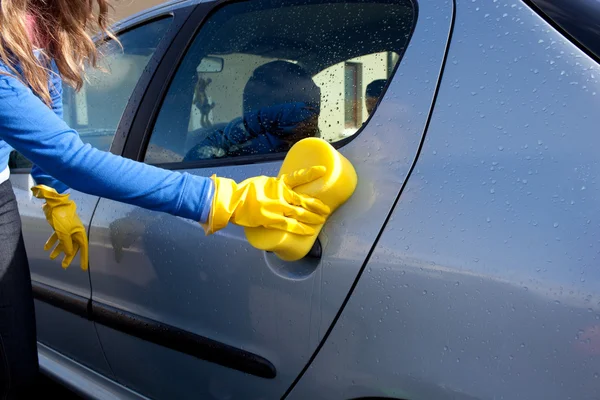 Primer plano de una mujer limpiando su coche — Foto de Stock