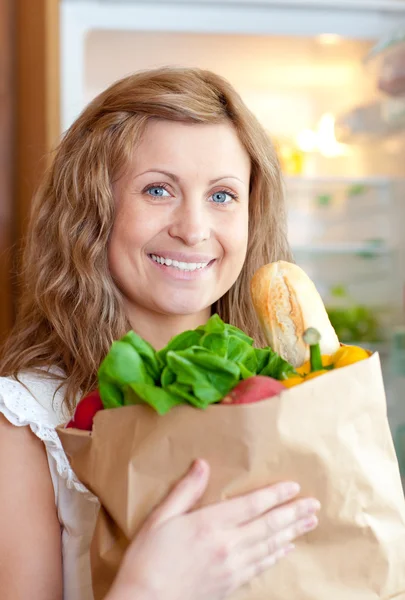 Mujer radiante sosteniendo una bolsa de supermercado — Foto de Stock