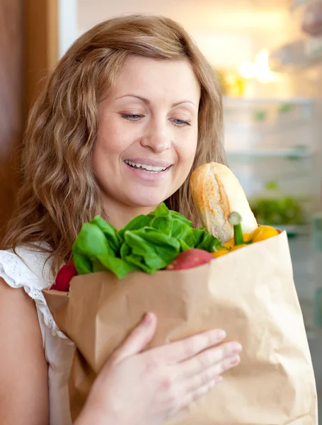 Mulher encantadora segurando um saco de supermercado — Fotografia de Stock