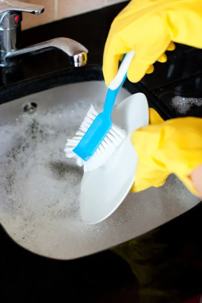 Primer plano de una mujer lavando los platos — Foto de Stock