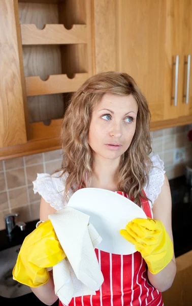 Привлекательная молодая женщина сушит посуду — стоковое фото