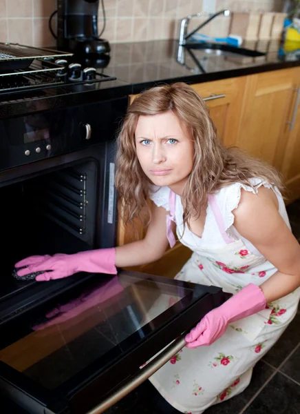 Mujer molesta limpiando el horno — Foto de Stock