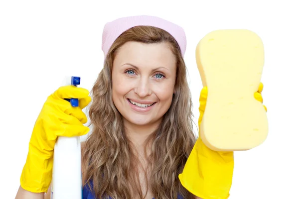 Mulher alegre segurando uma esponja e um spray detergente — Fotografia de Stock