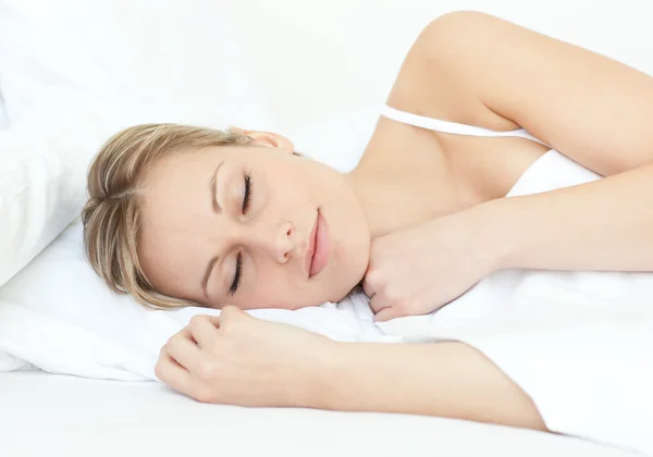 Attraktiv kvinna sova på en säng — Stockfoto