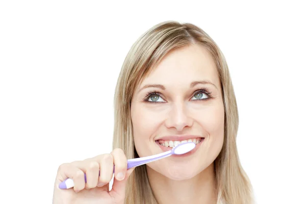 Porträt einer attraktiven Frau beim Zähneputzen — Stockfoto