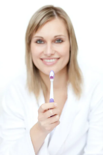 Porträt einer hinreißenden Frau beim Zähneputzen — Stockfoto