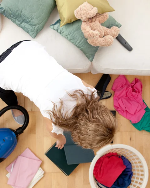 Mulher loira fazendo tarefas domésticas — Fotografia de Stock