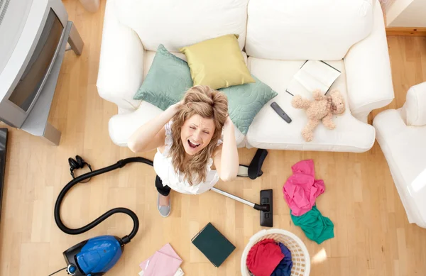 Mulher loira estressada aspirando a sala de estar — Fotografia de Stock