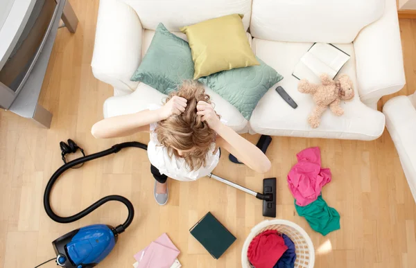 Mujer rubia deprimida aspirando la sala de estar —  Fotos de Stock