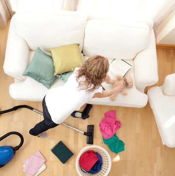 Jonge vrouw blong huishoudelijk werk doen — Stockfoto