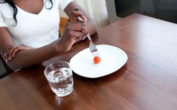 Gadis remaja makan tomat. — Stok Foto