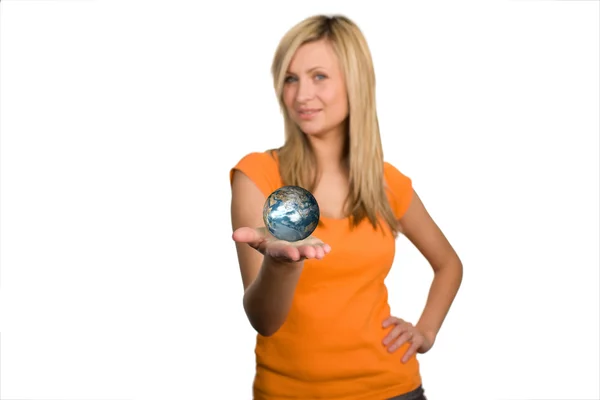 Mooie vrouw tonen een globe — Stockfoto