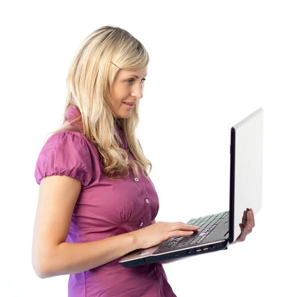 Mulher alegre trabalhando em um laptop — Fotografia de Stock