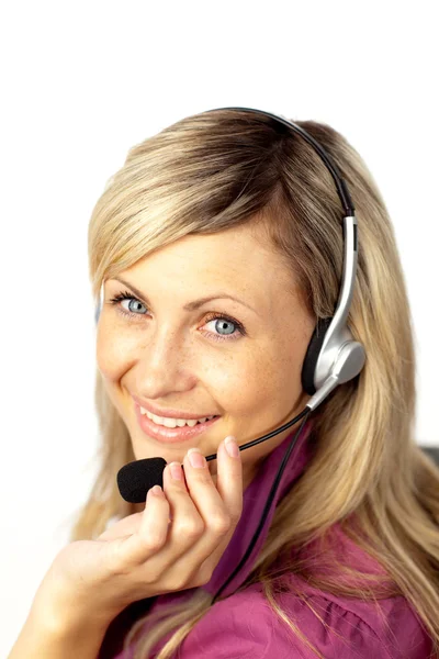 Zakenvrouw praten over een headset — Stockfoto