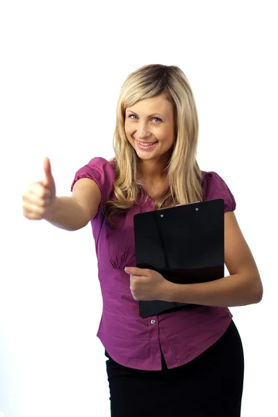 Frau hält ein Clipboard in der Hand — Stockfoto