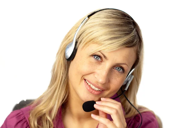 Mujer de negocios hablando con un auricular — Foto de Stock