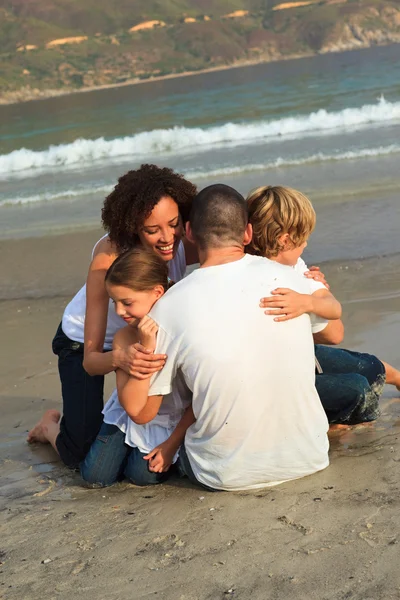 Ευτυχισμένη οικογένεια σε μια παραλία — Φωτογραφία Αρχείου