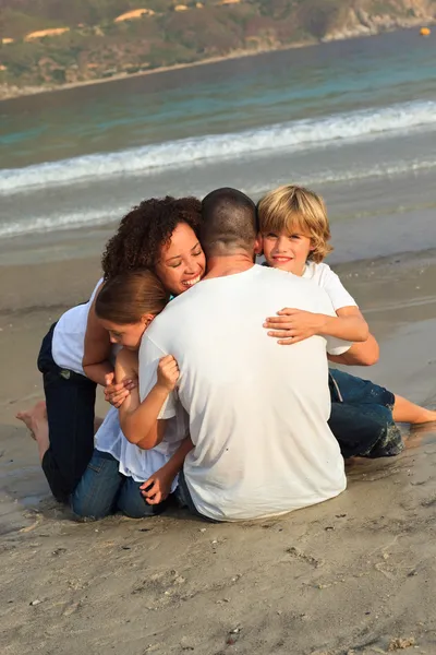 Família feliz em uma praia — Fotografia de Stock