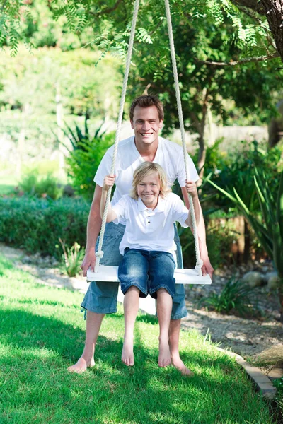Pai e filho em um balanço — Fotografia de Stock