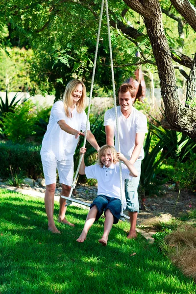 Lyckliga familjen ha roligt swinging — Stockfoto