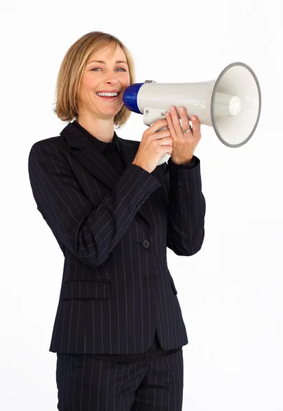 Mujer de negocios con un megáfono sonriendo a la cámara — Foto de Stock