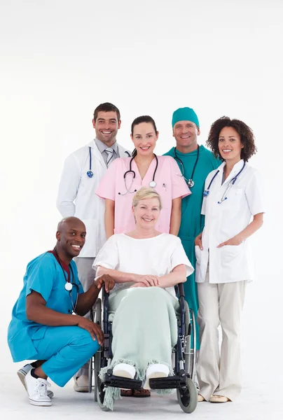 Médicos con un paciente en silla de ruedas —  Fotos de Stock