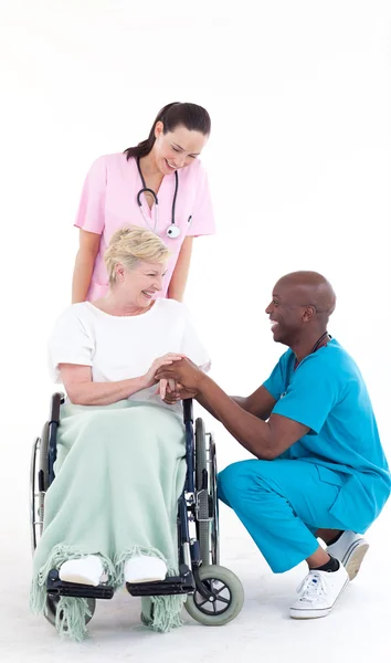 Afro-Amerikan Doktor hastaya bir tekerlekli sandalyede konuşuyor — Stok fotoğraf