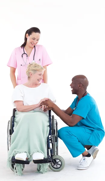 Médico afro-americano falando com um paciente em uma cadeira de rodas — Fotografia de Stock