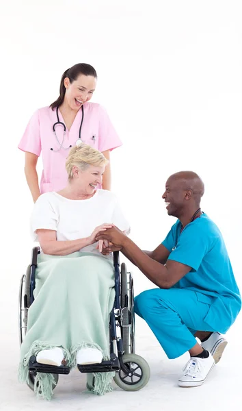 Lékaři u pacienta v kolečkovém křesle — Stock fotografie