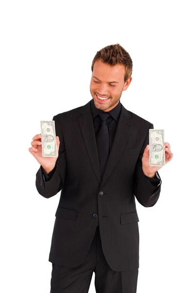 Улыбающийся бизнесмен смотрит на деньги — стоковое фото