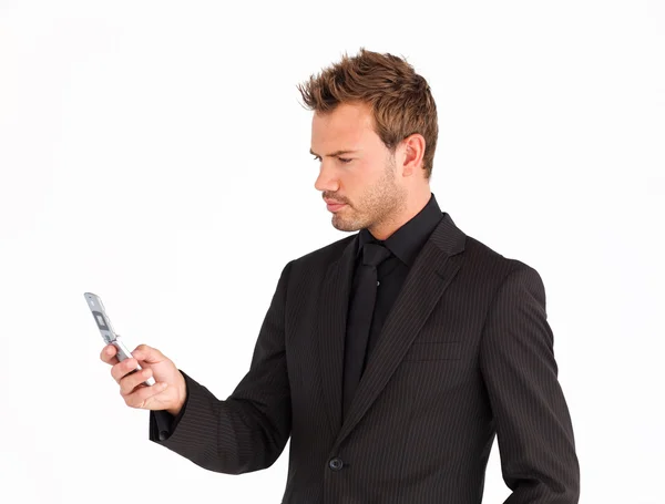 Ernstige aantrekkelijke zakenman texting — Stockfoto