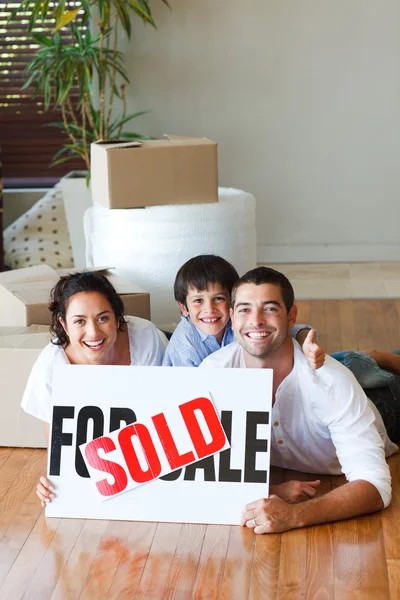 Familjen på golvet efter att köpa hus med kopia-utrymme — Stockfoto