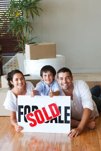Familia en el suelo con cajas después de comprar casa — Foto de Stock