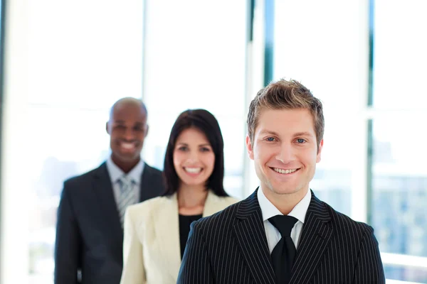 Uśmiechający się biznesmen prowadzi jego zespół — Zdjęcie stockowe