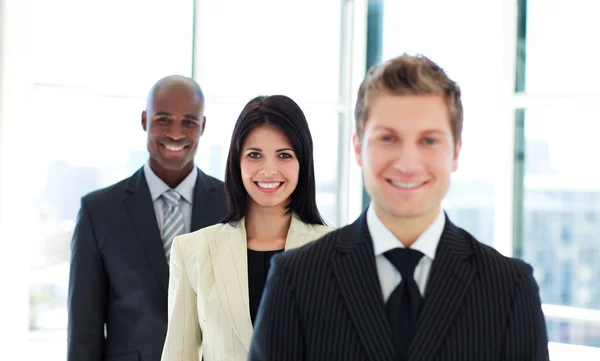 Glimlachende zakenvrouw in focus met haar team — Stockfoto