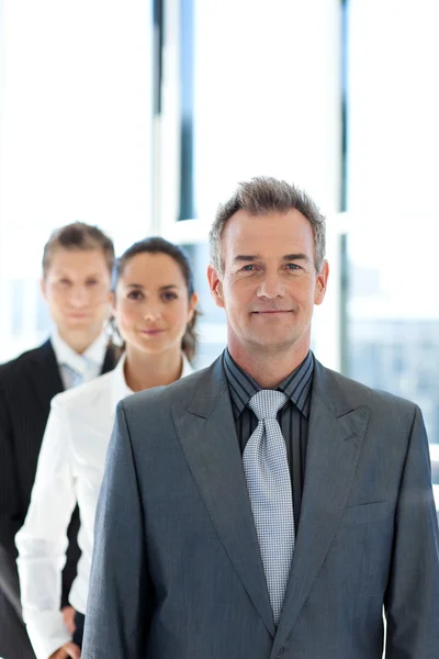Empresário liderando uma equipe de negócios em uma linha — Fotografia de Stock