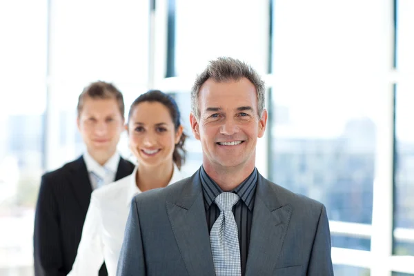 Lachende zakenman leidt een zakelijke team — Stockfoto