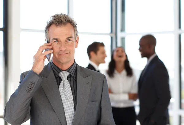 Senior zakenman op telefoon in office — Stockfoto