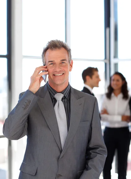 Usměvavá starší podnikatel na telefonu — Stock fotografie