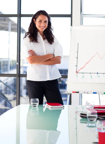 Vertrouwen zakenvrouw voordat u een presentatie met crosse geeft — Stockfoto